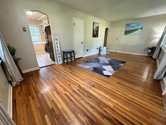Building Photo - 3 bed, 1.5 bath home for rent in West Waterloo