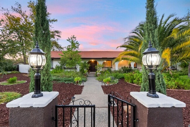 Building Photo - 4305 Whispering Oak Cir