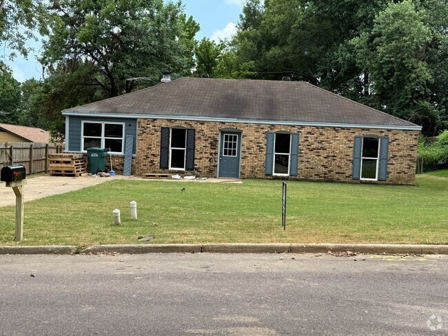 Building Photo - Renovated with beautiful new back yard Rental