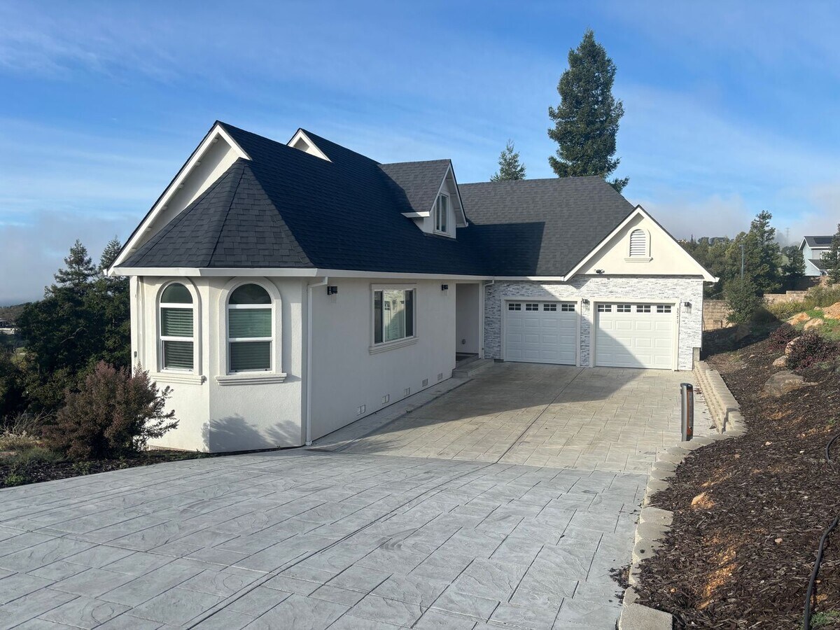 Newer Construction 2,500 Square Foot 3 Bedroom 2.5 Bathroom Fountaingrove House - Newer Construction 2,500 Square Foot 3 Bedroom 2.5 Bathroom Fountaingrove House