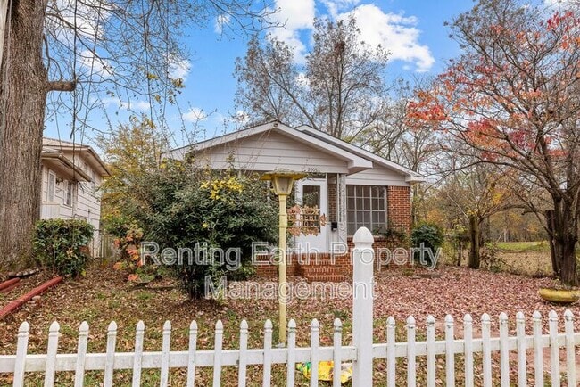 Photo - 2005 Snavely Ave SW