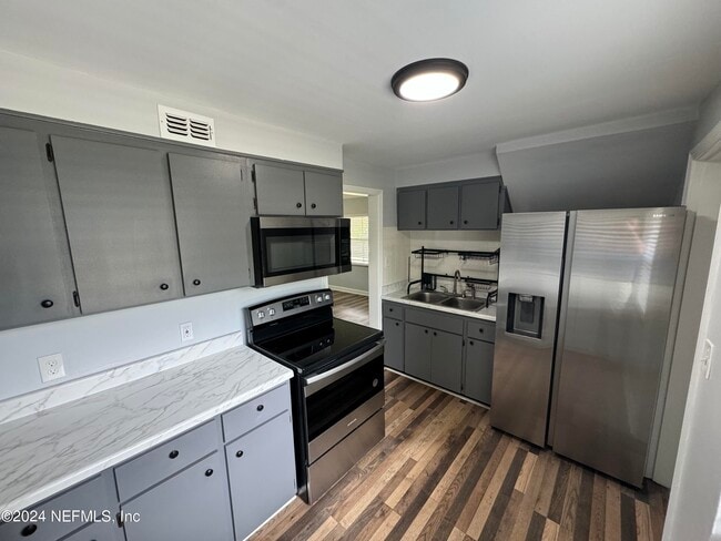 Photo - 1284 Ingleside Ave