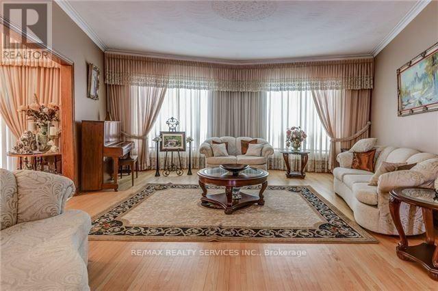 Photo - 32 Fenton Way