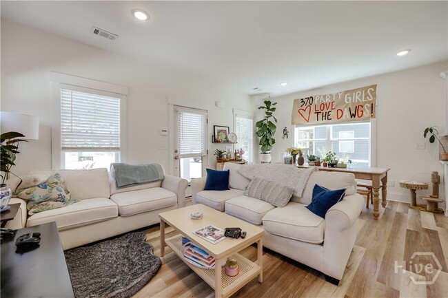 Photo - 370 Arch St