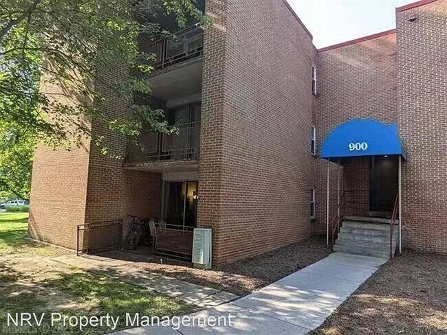 2 br, 1 bath House - 900 #3 Brightwood Man... - 2 br, 1 bath House - 900 #3 Brightwood Man...