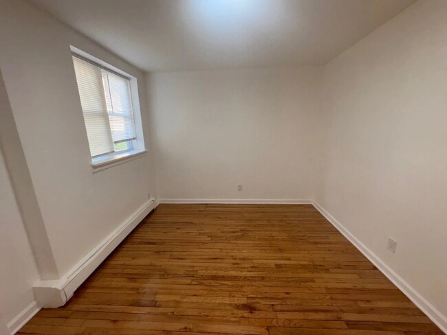 Building Photo - 702-704-704 Fifth Ave Unit E2