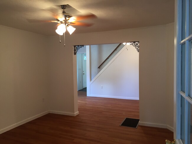 Livingroom - 125 E Walnut Ave