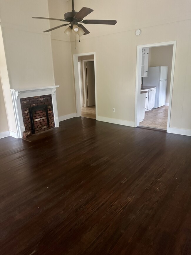 Building Photo - 308 Broad St Rental