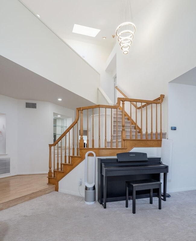 1011 S Mountcrest Ct
