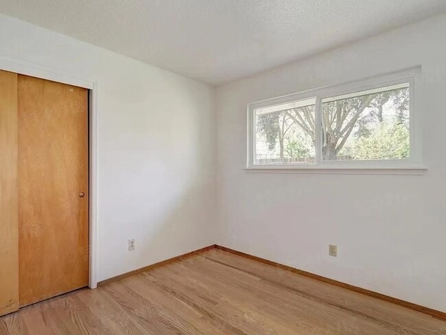 Photo - 907 Plum Ln