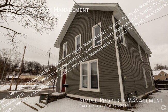 Building Photo - Beautiful 4 Bed, 2 Bath + Office! Close to... Rental