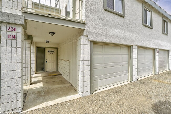 2 bedroom, 2 bath condo near the airport - 2 bedroom, 2 bath condo near the airport