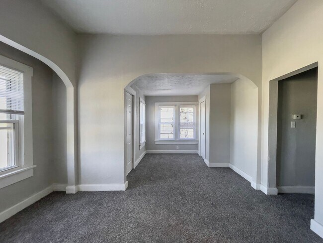 1219 W Jackson St