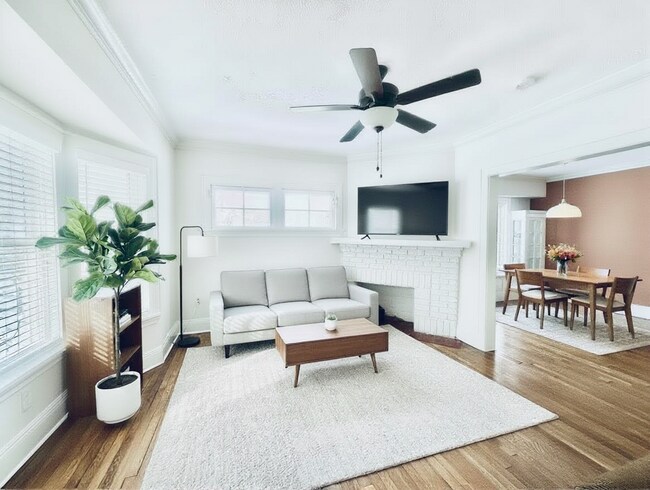 Photo - 1303 W 102nd St