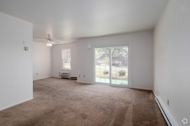1BR, 1BA - 630SF - Living Room - Oak Hollow Apartments