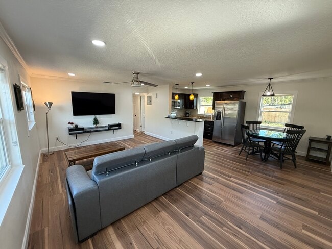 Photo - 709 Suzette Dr