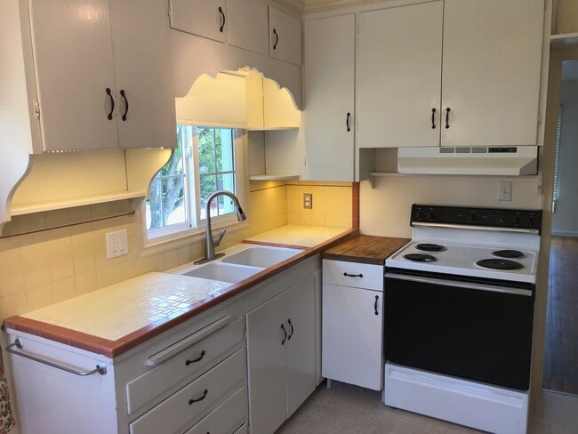 Photo - 689 E 8th Ave