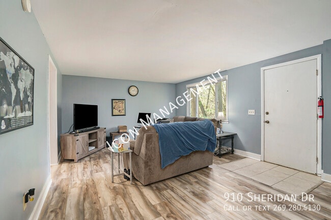Building Photo - 910 Sheridan Dr Rental