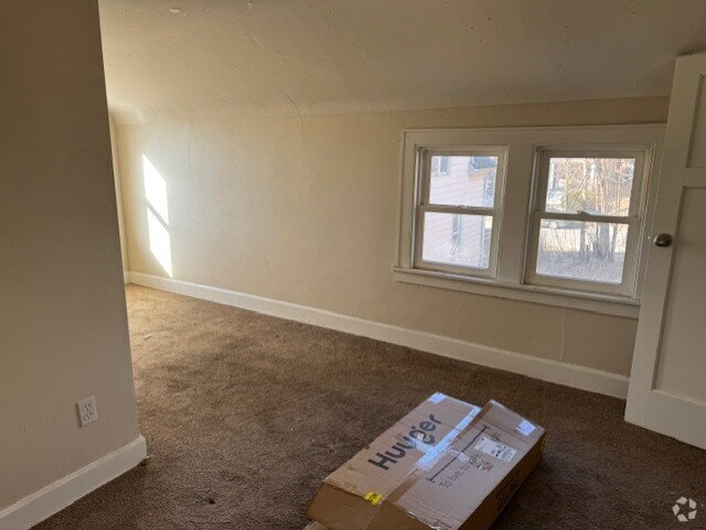 Building Photo - 1 large bed 1 bath upper plus bonus room Unit Upper Rental