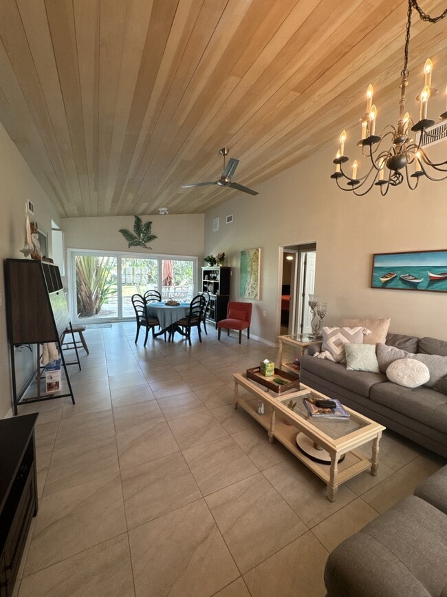 Photo - 108 Colonia Ln W