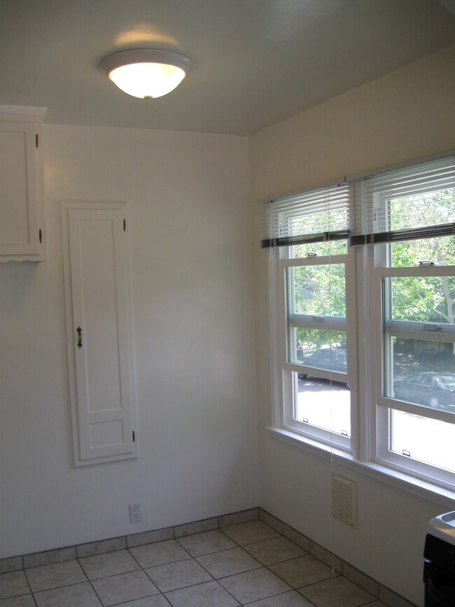 Large Eat in Kitchen - 5592 Kinston Ave Unit 5592
