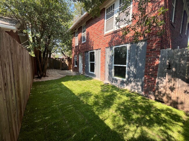 Photo - 2Bed/1bath Duplex in Hyde Park with Small ...