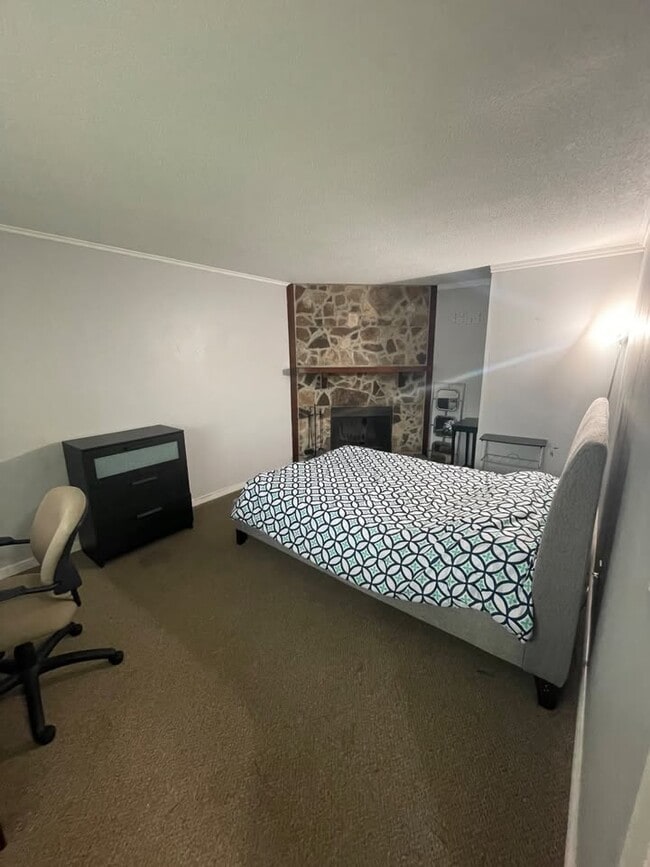 Photo - 119 University Av E
