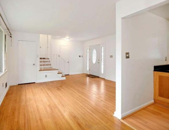 Photo - 10000 Kinross Ave