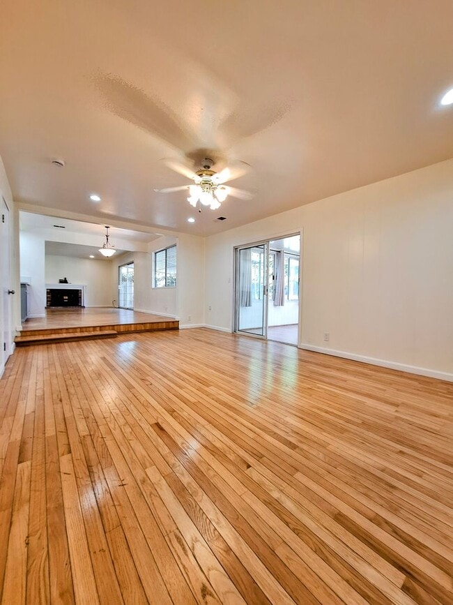 Photo - Beautifully Remodeled 3bd Single Story House With Bonus Room & Storage Space!