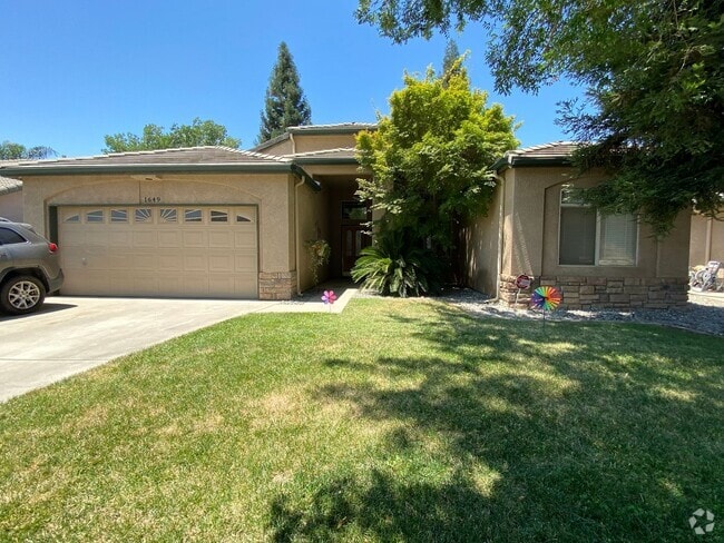 Building Photo - Charming home for rent in Visalia