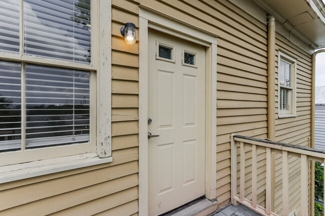 Photo - Modern 2-Bedroom Apartment in Historic Maz... Unit B