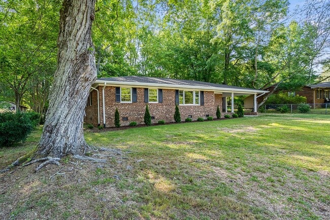 Photo - AVAILABLE NOW!! 4 bedroom Brick Ranch Style Home