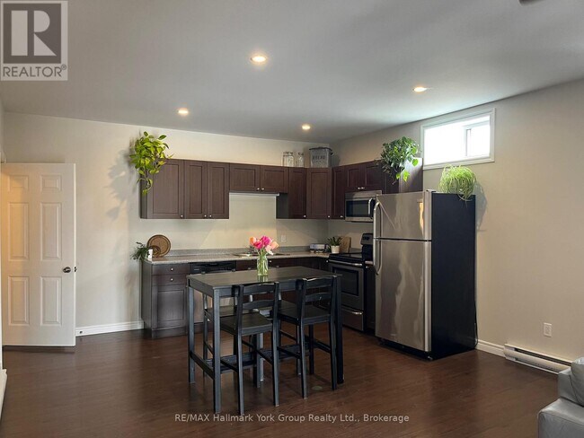 Photo - 19 Toronto St N