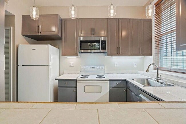 Building Photo - 6 14th St NE Rental