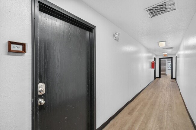 Photo - 527 E Walnut St Unit 203