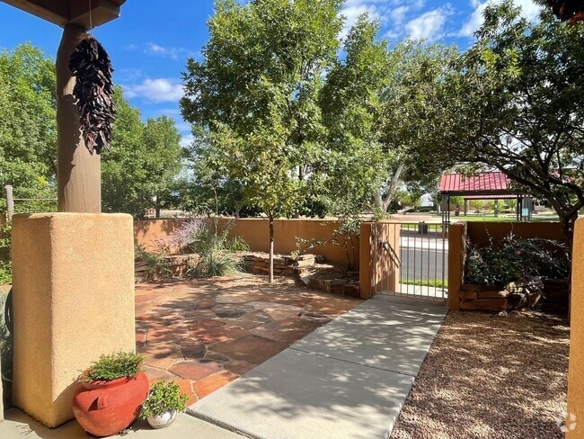 Building Photo - Beautiful Fully Furnished 2 Bedroom Townho... Rental