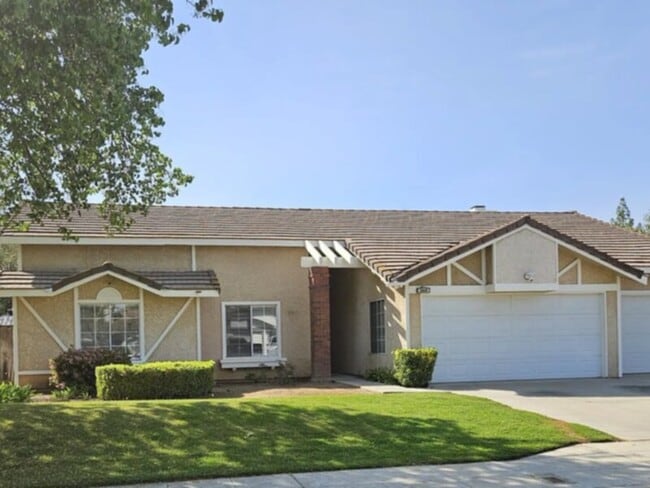 Building Photo - Beautifully updated home with fresh finishes throughout SOLAR SOLAR SOLAR save tons on your bill