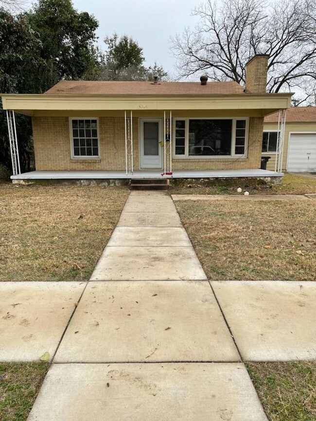 Building Photo - Ready for New Tenants- 2 bedroom 1 bath with an Additional Flex Room Minutes from TCU- 76109