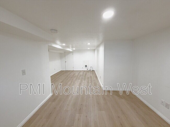 Photo - 872 N Main St Unidad B