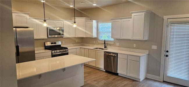 Photo - 310 W Kinniburgh Dr