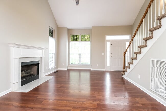 Photo - 131 Braxton Ln E