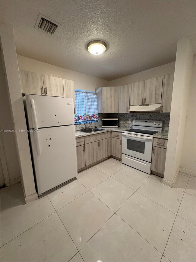 Photo - 3901 NW 9th Ave Unit 10