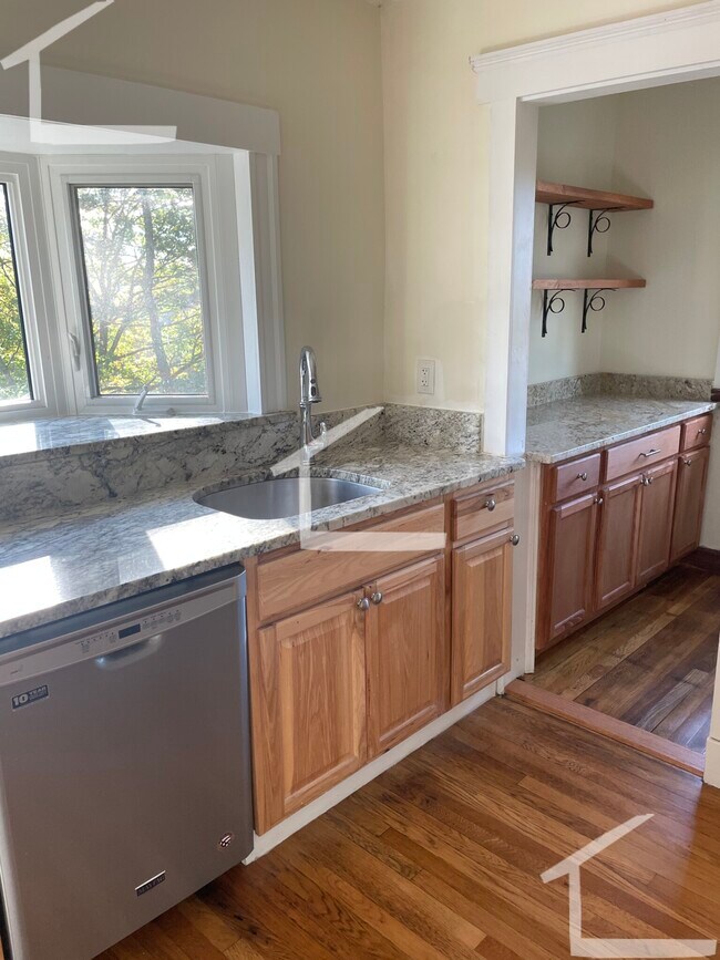 Building Photo - 50 Larch St Unit 2