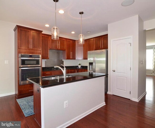 Photo - 43275 Mitcham Square