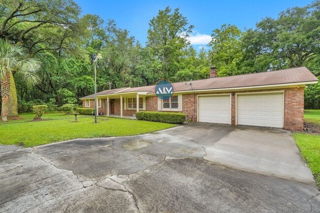 Building Photo - Rare opportunity minutes away from Savanna...