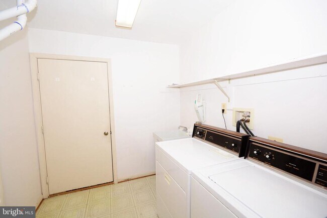 Photo - 928 Beacon Way