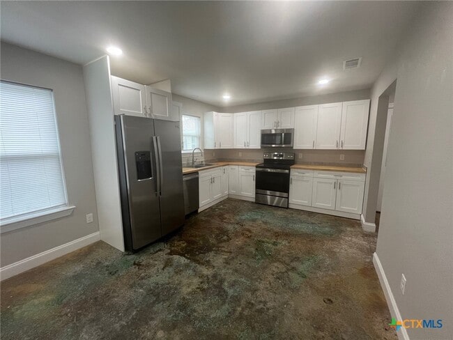 Photo - 661 W Austin St
