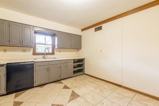 Photo - 644 Craft Rd