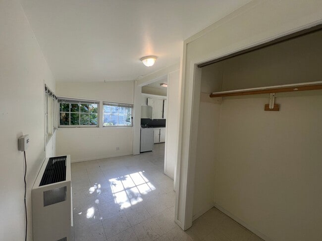 Photo - Studio Unit Very Close to WWU and Downtown Unidad # 3