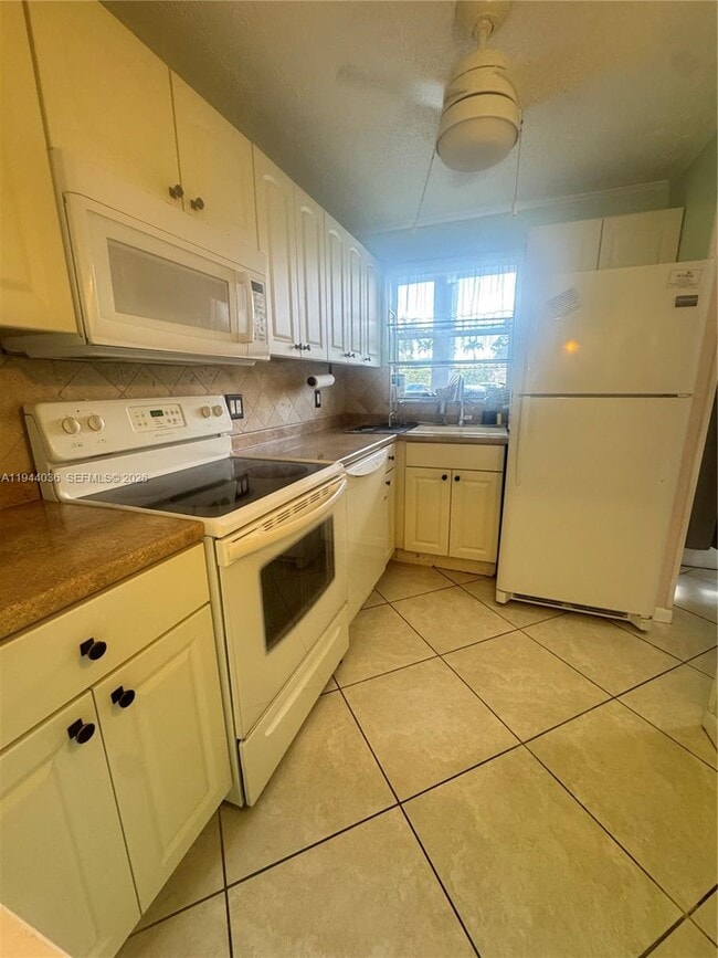 Building Photo - 8590 Sunrise Lakes Blvd Unit 109